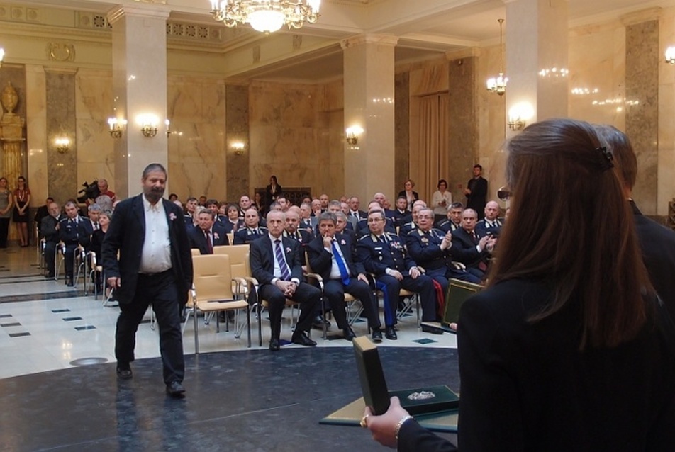 Csernyus Lőrinc építész átveszi Pintér Sándor belügyminisztertől az Ybl-djat, 2012. március 14-én a BM Márványtermében
