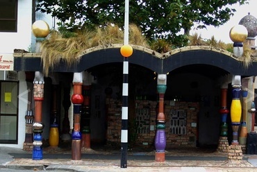 Hunderwasser – Nyilvános vécé, Kawakawa, Új-Zéland (1999)