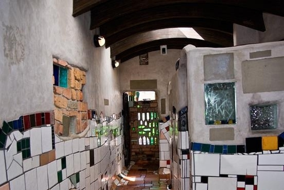 Hunderwasser – Nyilvános vécé, Kawakawa, Új-Zéland (1999)
