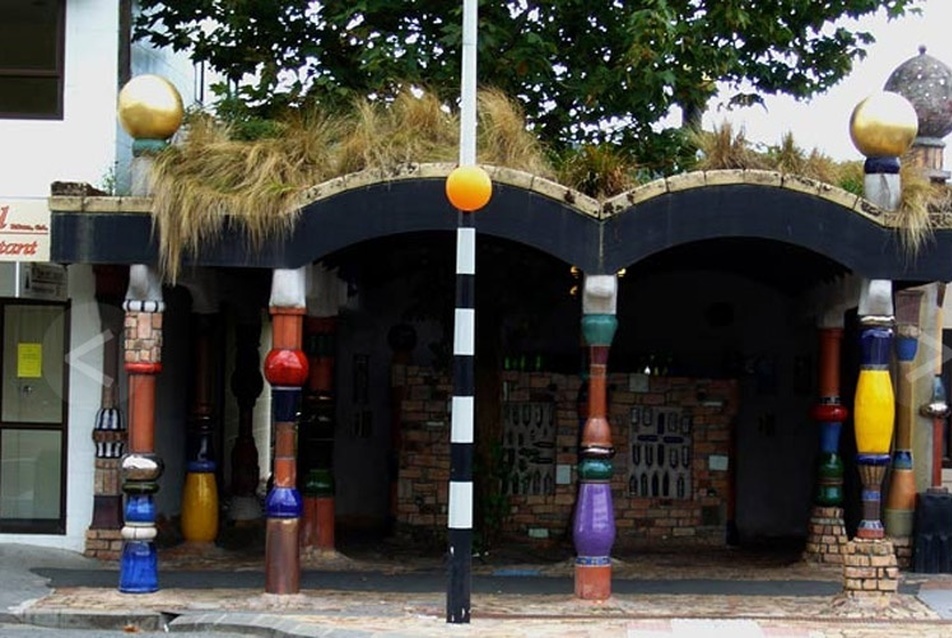 Hunderwasser – Nyilvános vécé, Kawakawa, Új-Zéland (1999)