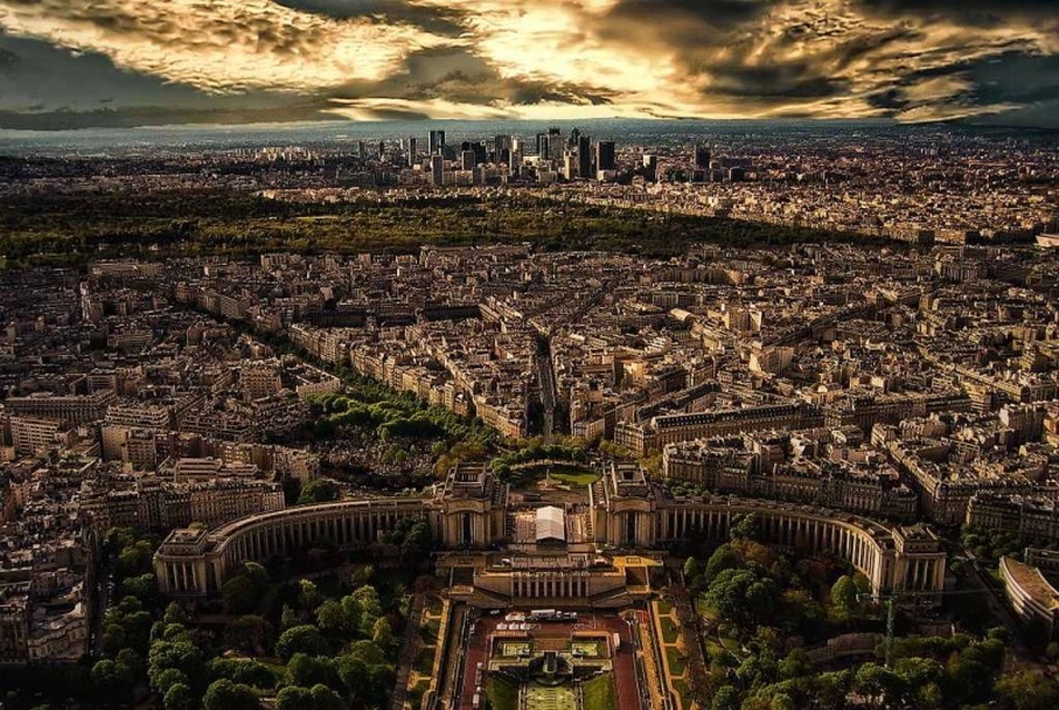 Párizs látképe az Eiffel-toronyból (forrás: Wikipedia)
