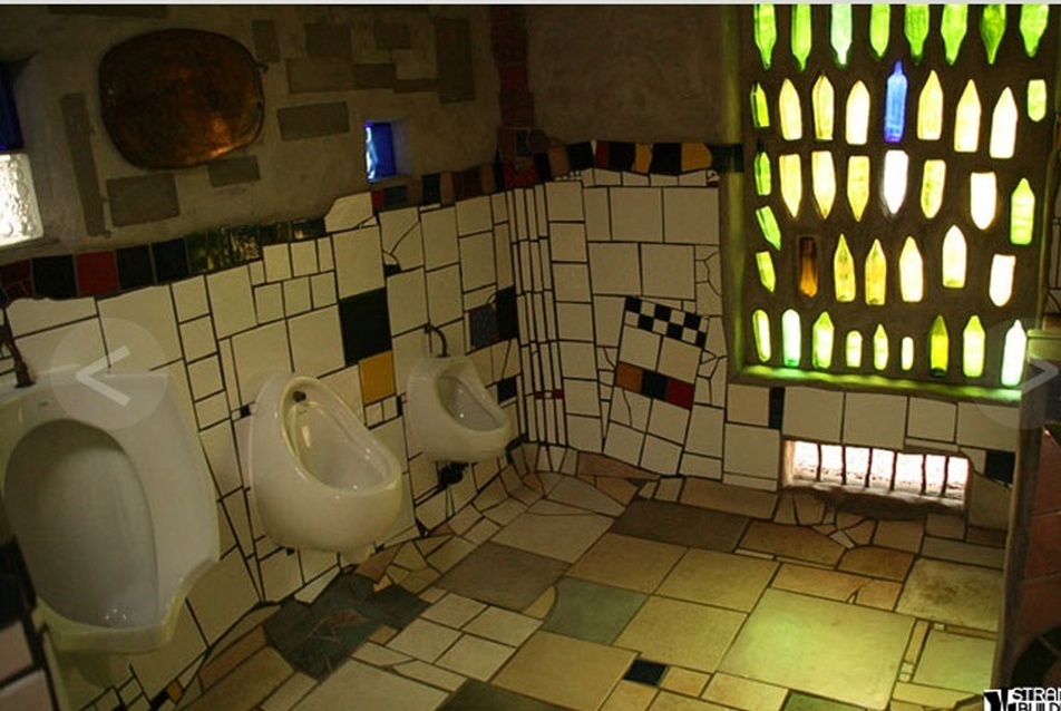 Hunderwasser – Nyilvános vécé, Kawakawa, Új-Zéland (1999)