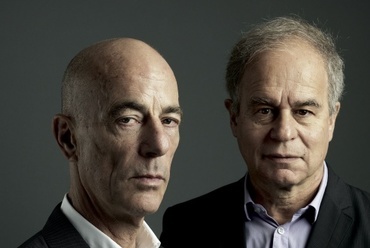 Jacques Herzog (bal oldalon) és Pierre de Meuron 2011, fotó: Marco Grob