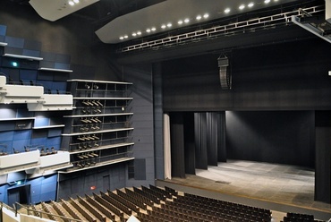 A színház két emeletét összekötő lépcső. Hikarie központ, Shibuya - fotó: Kovács Bence