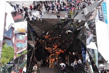 A Tokyu Plaza bejáratát tükörüveg-szilánkok veszik körül. - fotó: Kovács Bence