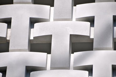 A homlokzatot T-alakú betonpanelek burkolják. Daikanyama T-Site, Klein Dytham architecture - fotó: Kovács Bence