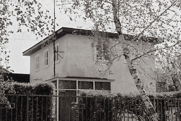 2. A balatonszéplaki ház, amely Janáky István Az építészeti szépség rejtekei Magyarországon című könyvébe is bekerült. Azóta lebontották.