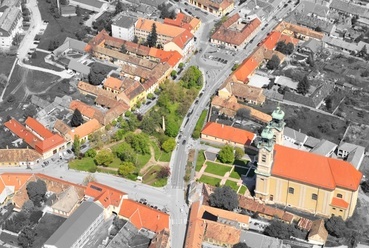 A tér mai képét mutató légi felvétel, Forrás: Tata Város Önkormányzata, 2008., szerző által átdolgozva