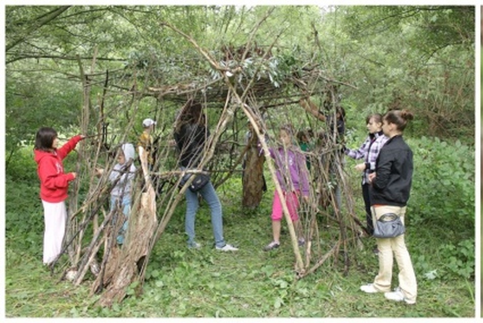 „faluÉPÍTÉS” - Bogyoszló 2012. - mindannyiunkat befogadó hajlék / a ráérzés mestersége (fonott békaszittyó kötél)