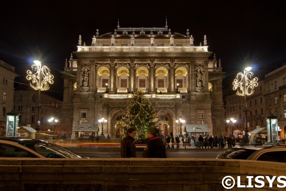 Karácsonyi díszvilágítást kapott az Operaház