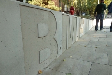 BME felirat a támfalban - 2, fotó: urban concept kft.

