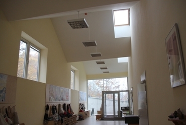 épületbejárás Valkai Csaba tervezővel a pilisszentlászlói Waldorf iskolában - fotó: perika