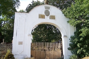 A címer másodlagos helyén a Lengyel kúria udvarának kapuján, fotó: Albert Tamás