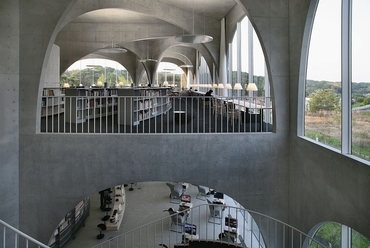 Tama Művészeti Egyetem könyvtára, forrás: Toyo Ito & Associates, Architects, fotó: Tomio Ohashi