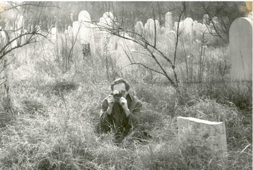 Major János fényképez a Salgótarjáni úti zsidó temetőben, fotó: Veres Júlia