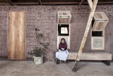 Helyi kislány a laboratórium fala előtt, fotó: Pasi Aalto