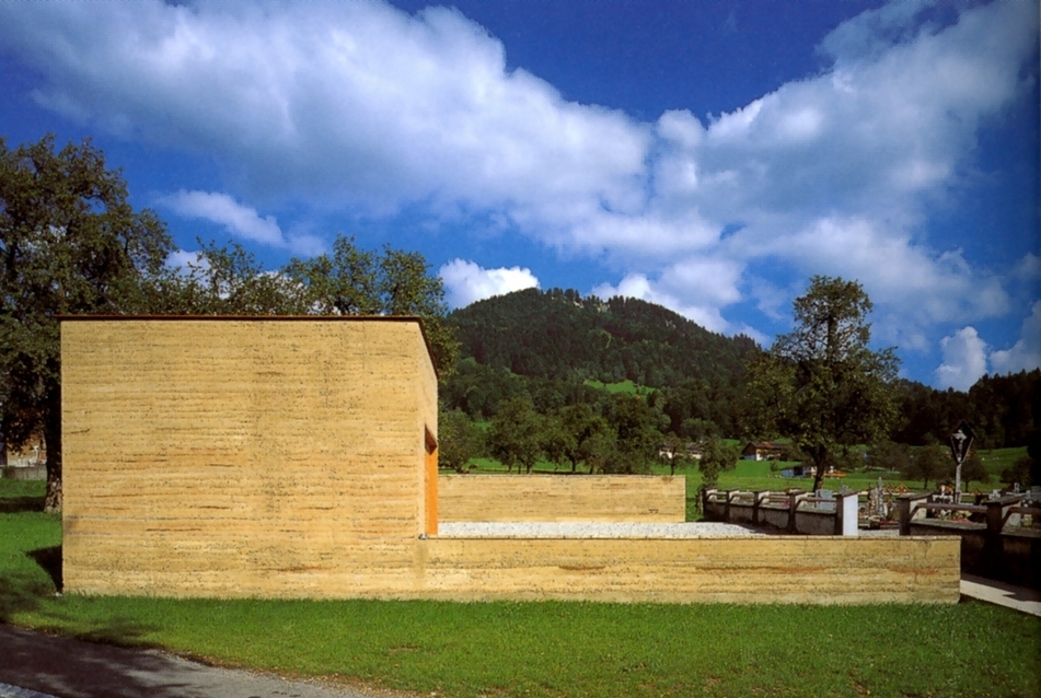 Stefan és Bernhard Marte: ravatali kápolna, Batschuns, Ausztria (2002). Az épületet Martin Rauch döngöltföld-technológiájával a helyi közösség emelte