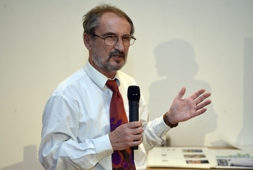 Dr. Rácz Tamás, a zsűri elnöke értékel (fotó: Glazer Attila)