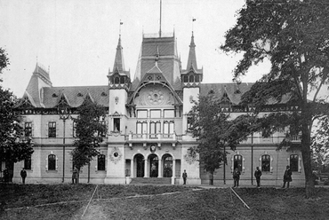 Városliget, igazgatósági épület a millenenumi kiállítás után, 1900 - forrás: Fortepan
