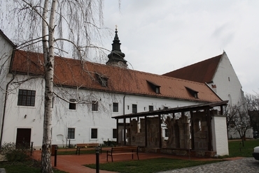 Nyugati kert az új kőtárral, fotó: Szőke Virág