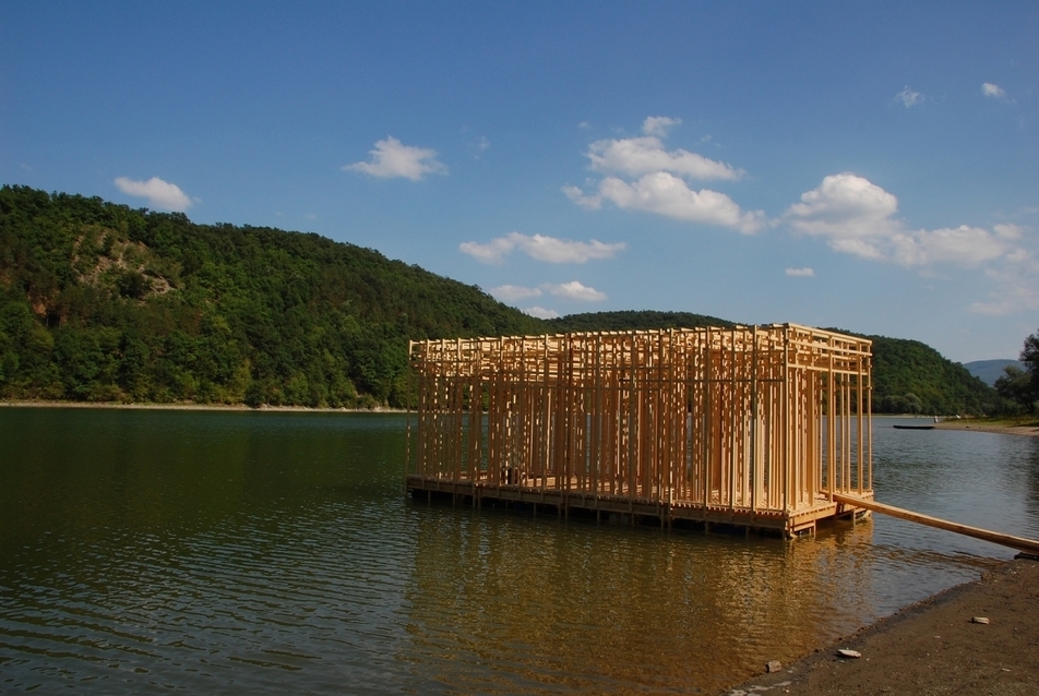 Hello Wood 2012-es munkák: Úszó ház a Lázbérci víztározón - Huszár andrás, Nagy Nándor, Szabó Bulcsú - fotó: Lázár Csaba