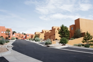 Albuquerque, Új-Mexikó, Rocardo Legorreta lakótelepe, a Zocalo, 2004.