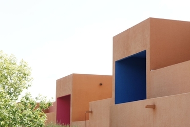 Albuquerque, Új-Mexikó, Rocardo Legorreta lakótelepe, a Zocalo, 2004.
