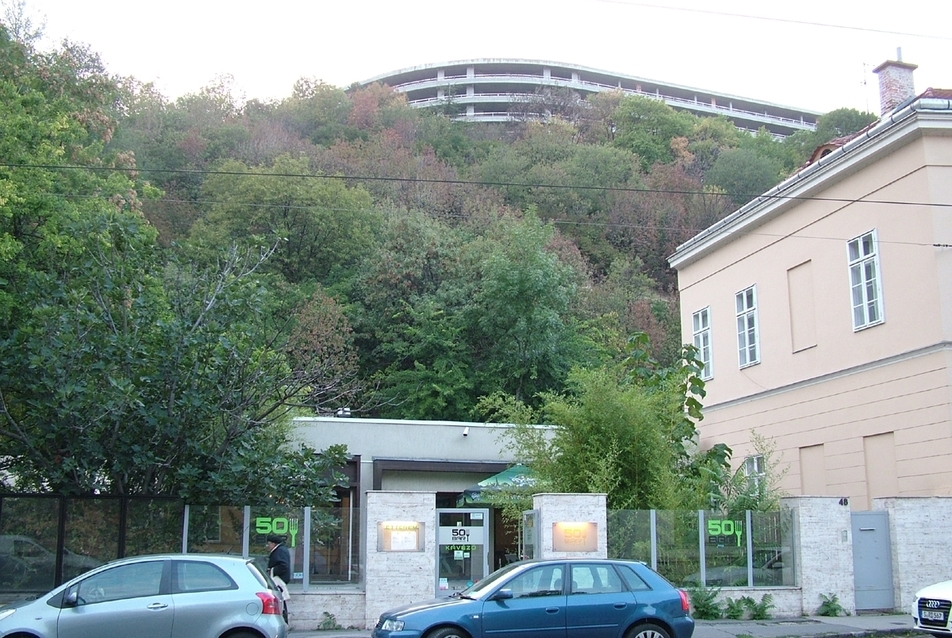 Az egykori Malom-presszó épülete háttérben a Margit-szállóval
