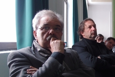 balról Puhl Antal DLA egy tanszéki kiértékelésen, mellette Kovács Péter, mögöttük a hallgatók (2013. január 9-én) - fotó: perika
