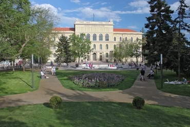 Dugonics tér, háttérben a Szegedi Tudományegyetem központi épülete. A volt főreáliskola 8000 m2-es megújult műemlék épületét 2011-ben adták át. (vezető tervező: Koczor György), fotó: Varga Márton