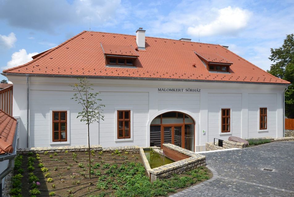 A malom épület keleti homlokzata - fotó: Kovács Dávid