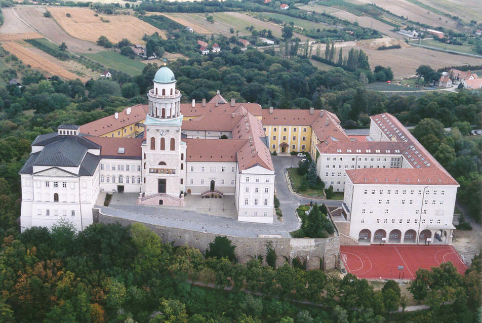 Pannonhalmán alakítják ki az első magyar regionális kiállítóteret