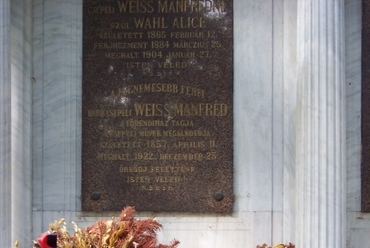 Részlet a Wiess-Manfréd síremlékről - fotó: Merényi György