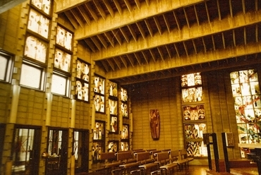 A farkasréti templom belső tere, a Szabó által tervezett üvegablakokkal és bútorokkal, archív felvétel. MÉM Szabó István-hagyaték