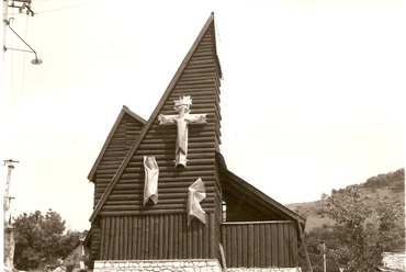 Az 1979-ben befejezett márkházi templom homlokzata, Szabó kálváriájával. Archív fotó, MÉM Szabó István-hagyaték