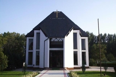 A fertődi Szent Kereszt templomot Bihari Lászlóval és Asbóth Kristóffal tervezte, 1985-ben készült el.
