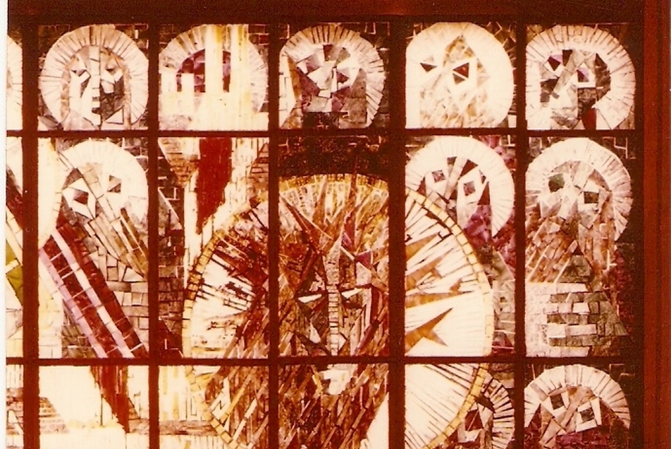 Szabó készítette üvegablak a farkasréti templomból, korabeli fénykép. MÉM Szabó István-hagyaték