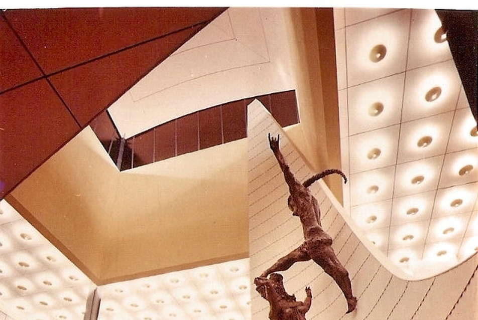 Az 1958-as brüsszeli világkiállítás magyar pavilonjának belső tere. A Gádoros Lajos által koordinált munka belsőépítészeti részéért Szabó felelt, Kerényi Jenő képen látható szobrai közül az egyik mintarészlete máig a család tulajdona.