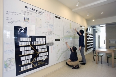 Share Place Denenchofu - A nappaliban elhelyezett térképre a lakók szabadon feljegyezhetik, ha találtak egy jó helyet., fotó: ReBITA