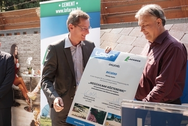 Aubert Frédéric ügyvezető, Lafarge Cement Magyarország Kft. és Vér József, Bicsérd polgármestere