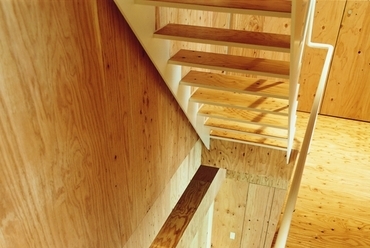 SHAREyaraicho  - A két emeleti szintet összekötő lépcső, fotó: Taro Hirano