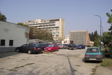 1967-ben a park közepére épített kórházépület és parkolója, a későbbi labirintus területe a helyreállítás előtt, fotó: Szabadics Anita