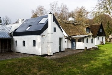 Az átalakítás után a régi pajta egy modern műhelyépületté alakult, amely egy kincsesládából kikandikáló drágakőre hasonlít. Fotó: VELUX