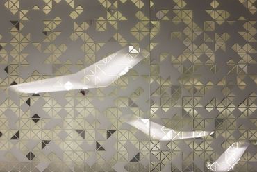 Többrétegű üvegburkolat a „repülő dobozokon”, nappal, fotó: Bujnovszky Tamás