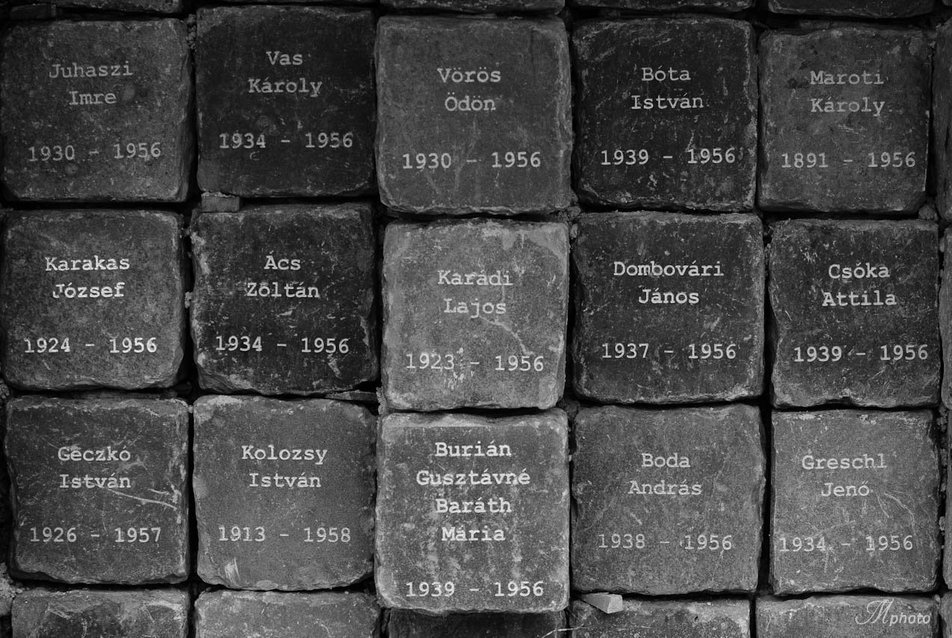 Kockakőből emelt mementó - 56-os emlékmű Dél-Pesten