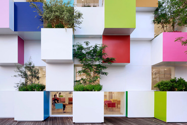 Sugamo Shinkin Bank, Saitama fiók, Japán - Emmanuelle Moureaux, 2014 