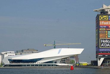 EYE Holland Filmintézet és az Adam torony, Amszterdam. Forrás: Flickr