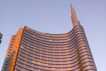 Cesar Pelli: Unicredit torony, Milánó - Porta Nuova. Forrás: Wikipedia