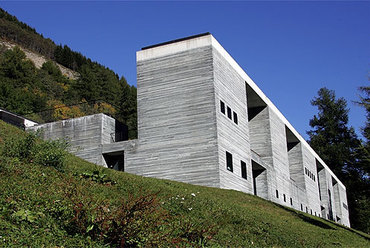 Therme Vals fürdőház, Svájc. Forrás: Wikipedia