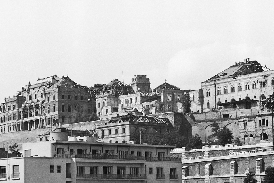 A vár nyugati oldala 1945 után, forrás: fortepan